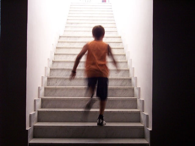 chlapec beží po schodech
