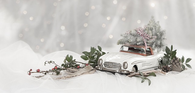 Model bieleho auta s vianočnou výzdobou na snehu.jpg