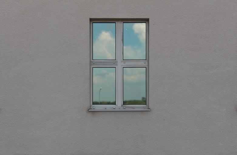 Okno, biela stena