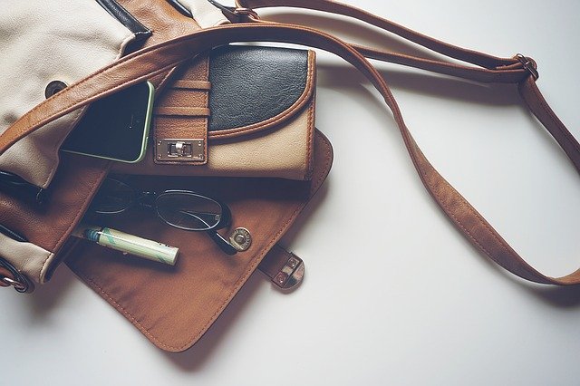 Kožená taška, kožená peňaženka a okuliare