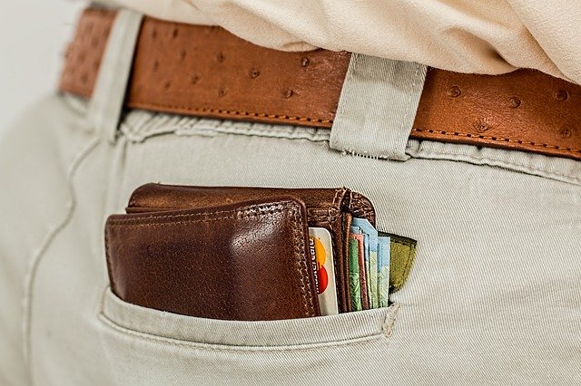 Muž má peňaženku v zadnom vrecku nohavíc
